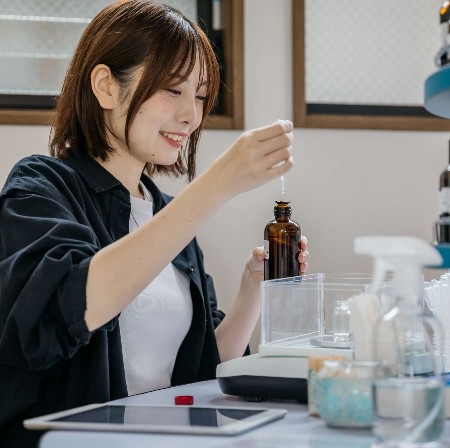 講師に教わる女性