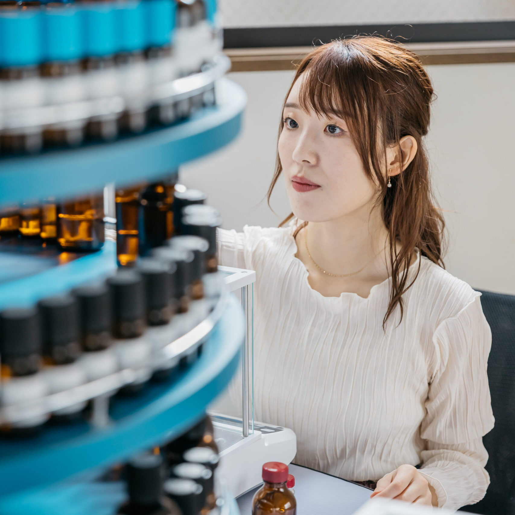 香料を選ぶ女性