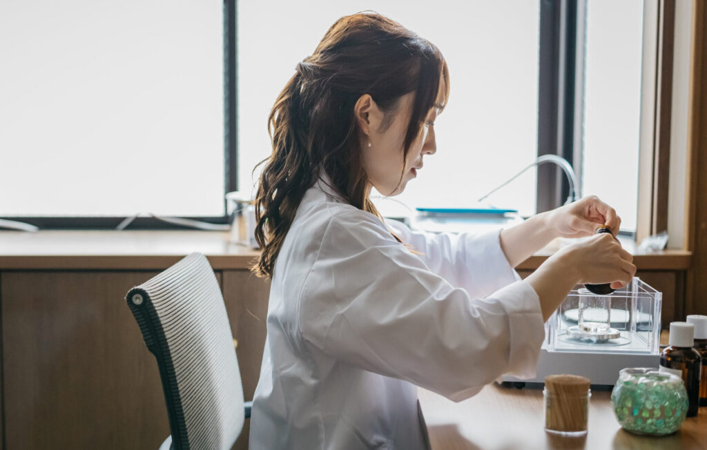 調合する女性
